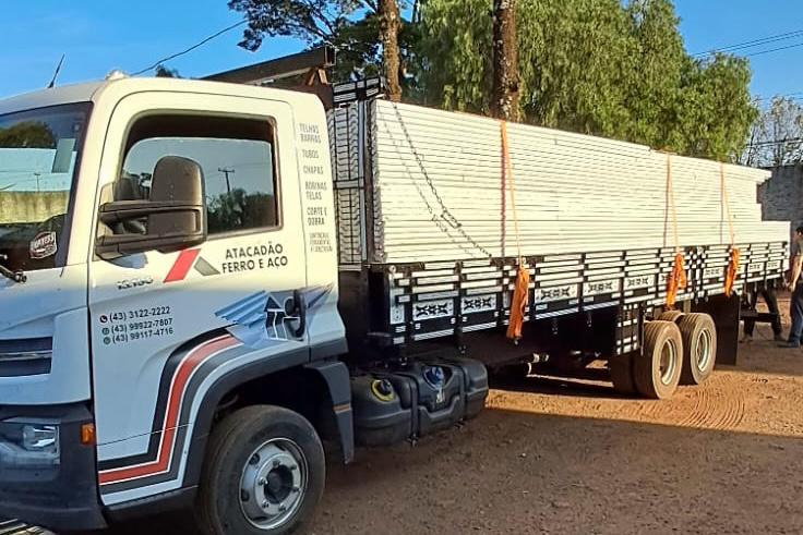 Caminhão de entregas do Atacadão Ferro e Aço carregado com telhas metálicas